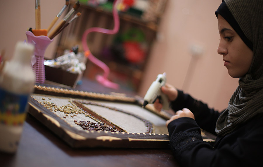 فنانة من غزة تبدع من حبات القهوة أعمالا فنية