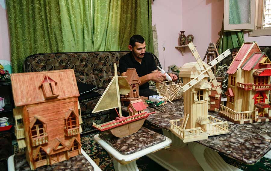 (وسائط متعددة) فنان فلسطيني يحي تراث المدن القديمة في أعمال خشبية