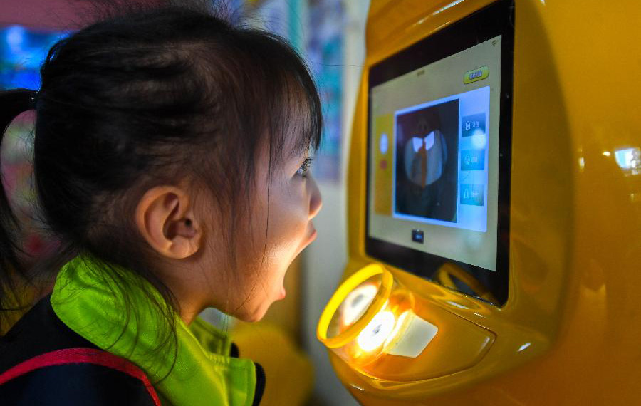 فحص بدني لأطفال روضة بوسط الصين عبر روبوت ذكي