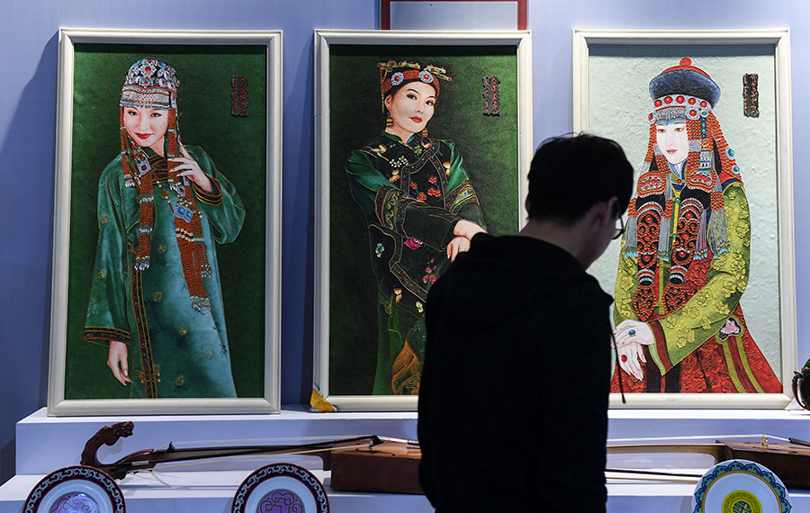 الحرف اليدوية تعرض في مسابقة السلعية السياحية في هوهيهوت بمنطقة منغوليا الداخلية ذاتية الحكم بشمالي الصين