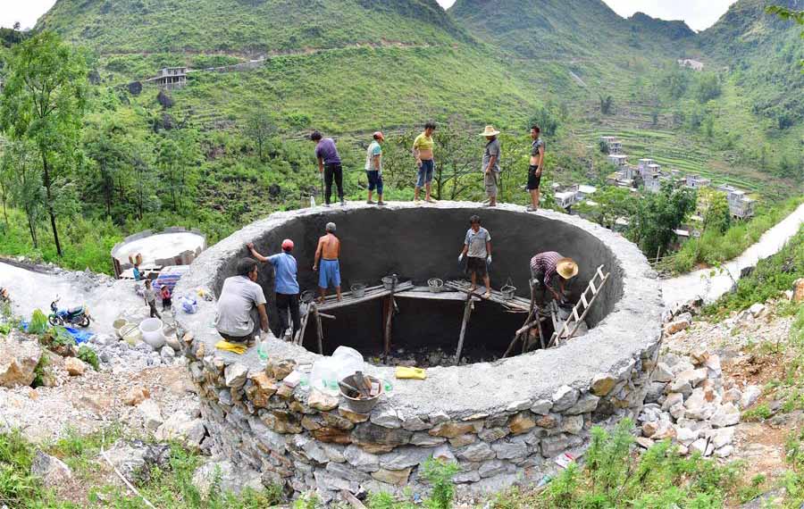 ( وسائط متعددة ) بناء خزانات مياه لحل مشكلة سلامة مياه الشرب في محافظة جنوبي الصين