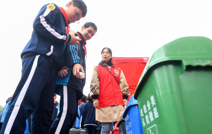 إقامة النشاطات في المدرسة الثانوية في مقاطعة هونان لتعزيز فرز النفايات