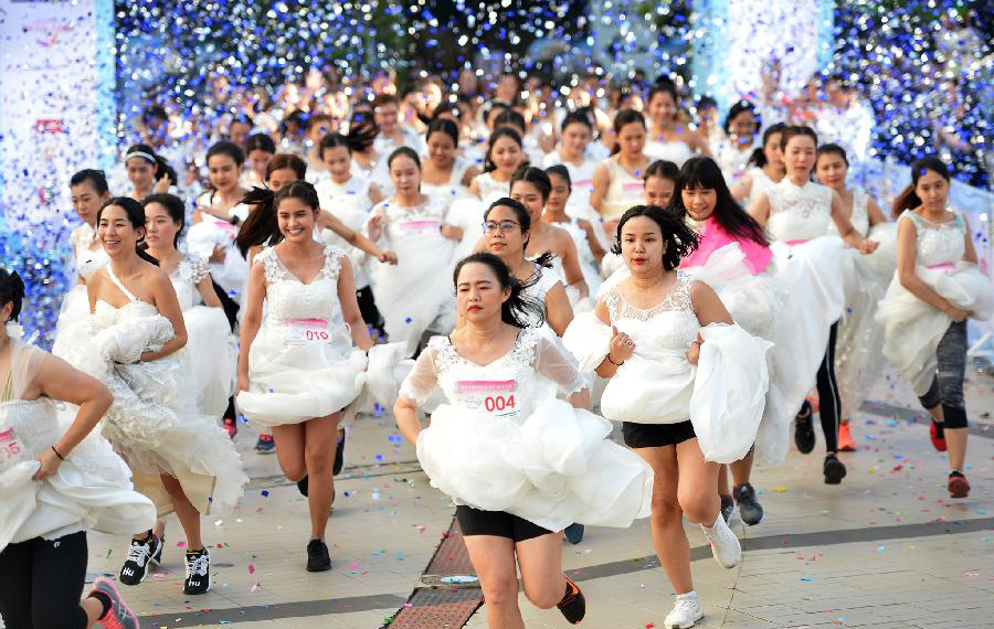 300 عروس يشاركن في سباق الجري للفوز على حفل زفاف بقيمة حوالي 10 آلاف دولار أمريكي في بانكوك بتايلاند