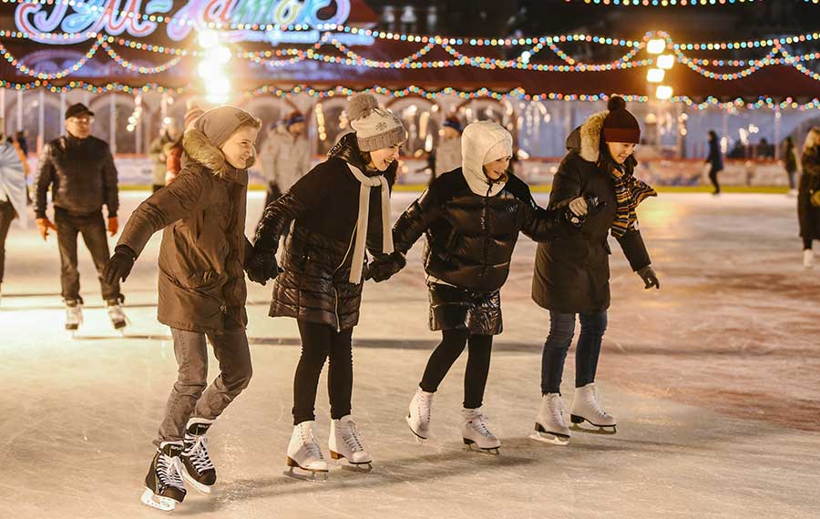 حلبة التزلج في الساحة الحمراء في موسكو مفتوحة للجمهور