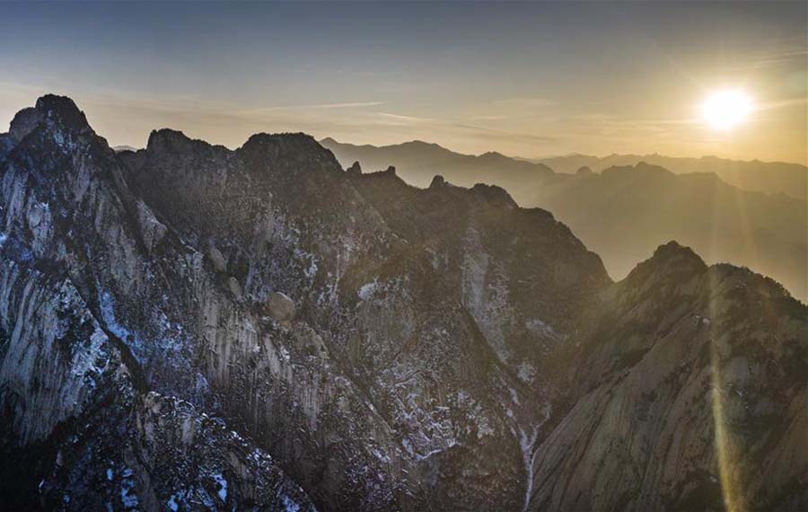 الصين الجميلة: مناظر جبل هواشان عند غروب الشمس