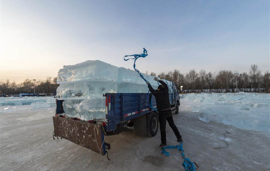 جمع الجليد في شمال شرقي الصين