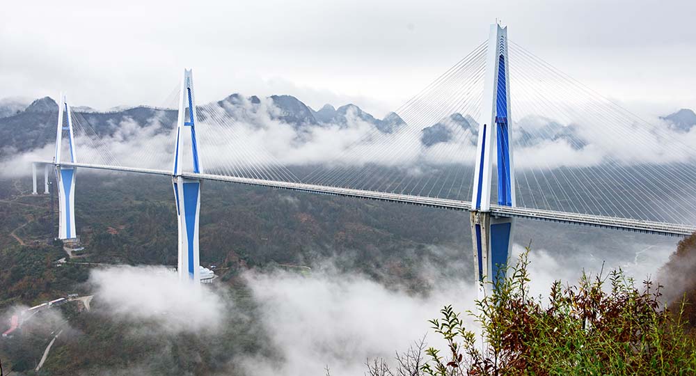 جسر بينغتانغ الضخم يفتح في مقاطعة قويتشو جنوب غربي الصين