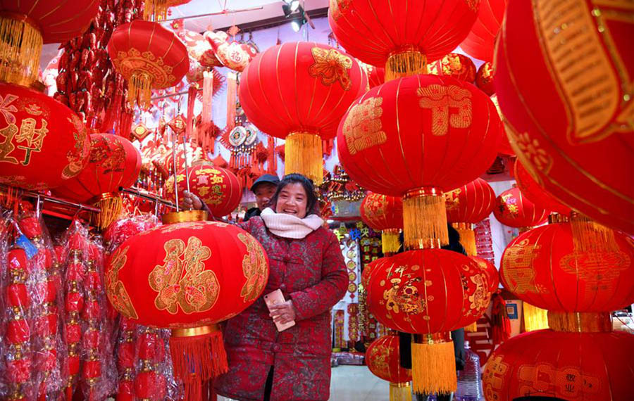 سوق لوازم المهرجان في مقاطعة شاندونغ يستعد لانطلاق موسم ذروة المبيعات مع اقتراب عيد الربيع