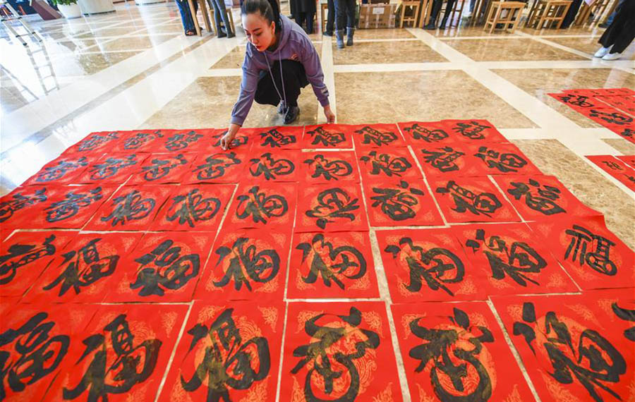 كتابة شعارات عيد الربيع (تشون ليان) لاستقبال عيد الربيع الصيني التقليدي في مقاطعة خبي