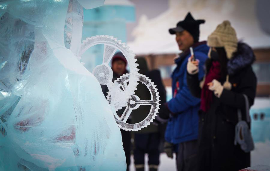 مسابقة نحت التماثيل الجليدية في شمال شرقي الصين