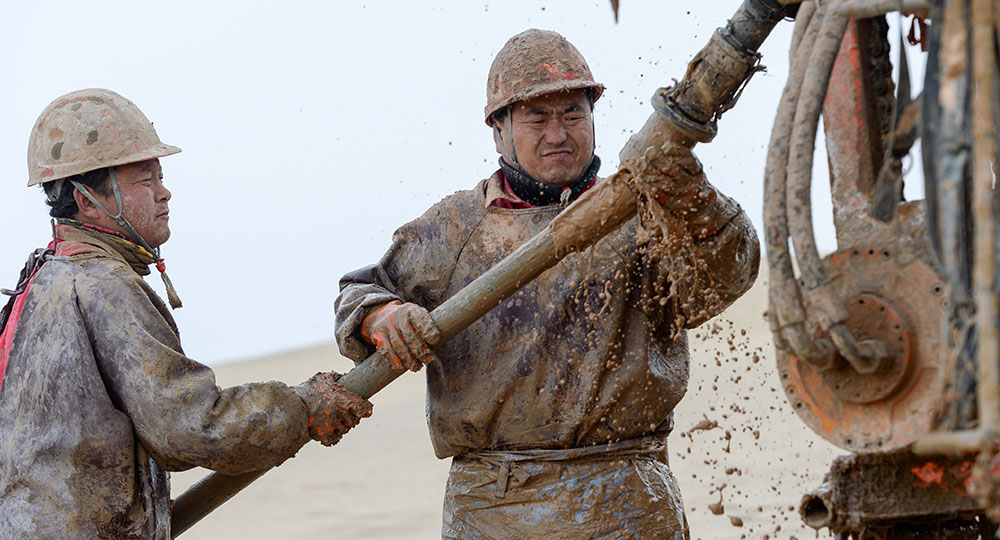 عمال يستكشفون النفط والغاز في "بحر الموت" بشمال غربي الصين