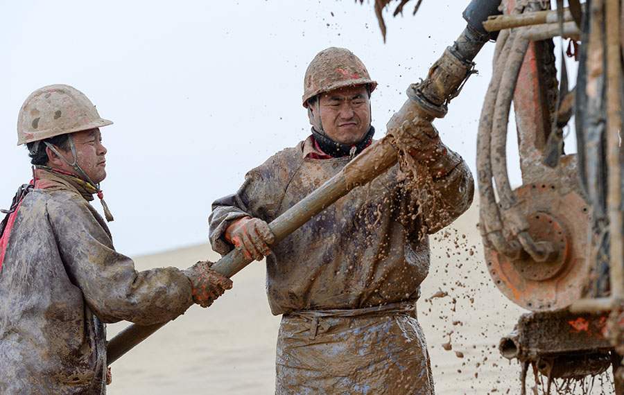 عمال يستكشفون النفط والغاز في "بحر الموت" بشمال غربي الصين
