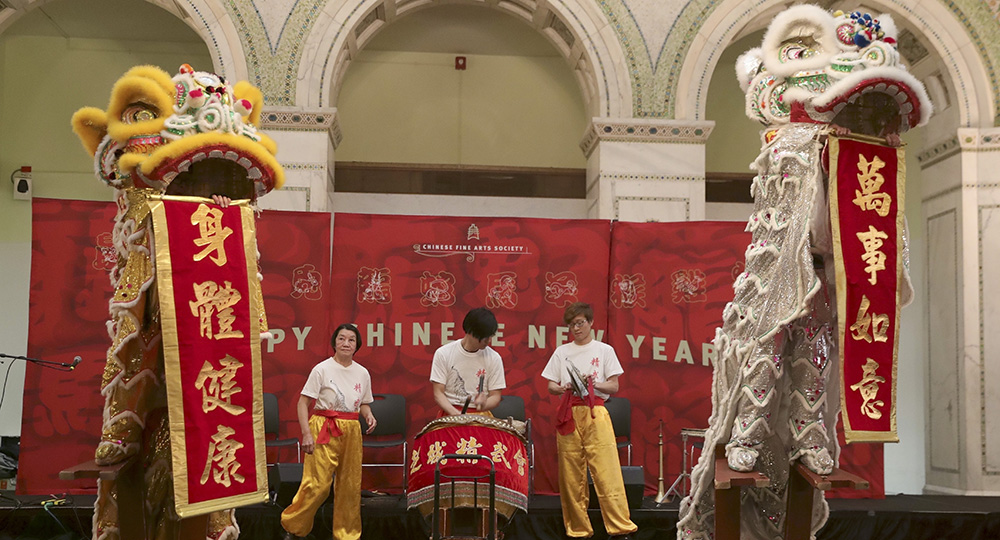 شيكاغو تبدأ الاحتفالات بالعام الصيني الجديد مع رقصة الأسد