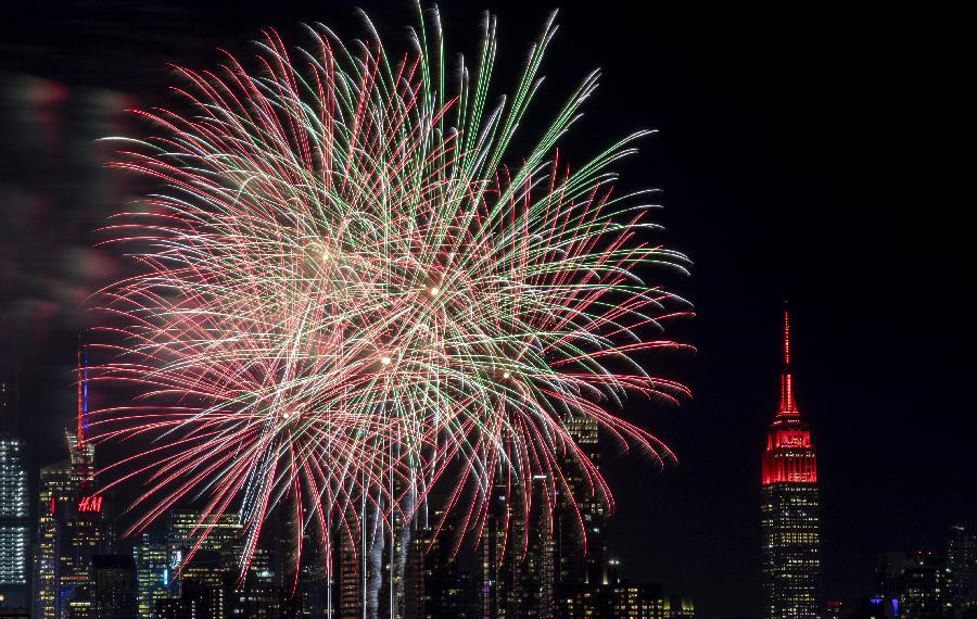 إطلاق الألعاب النارية في نيويورك للاحتفال بعيد الربيع الصيني