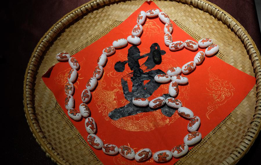 رسم على شرنقة دودة القز للاحتفال بعيد الربيع الصيني التقليدي