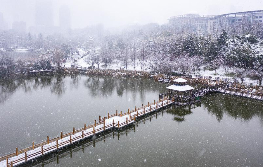 تساقط الثلوج في مدينة قوييانغ بمقاطعة قويتشو جنوب غربي الصين
