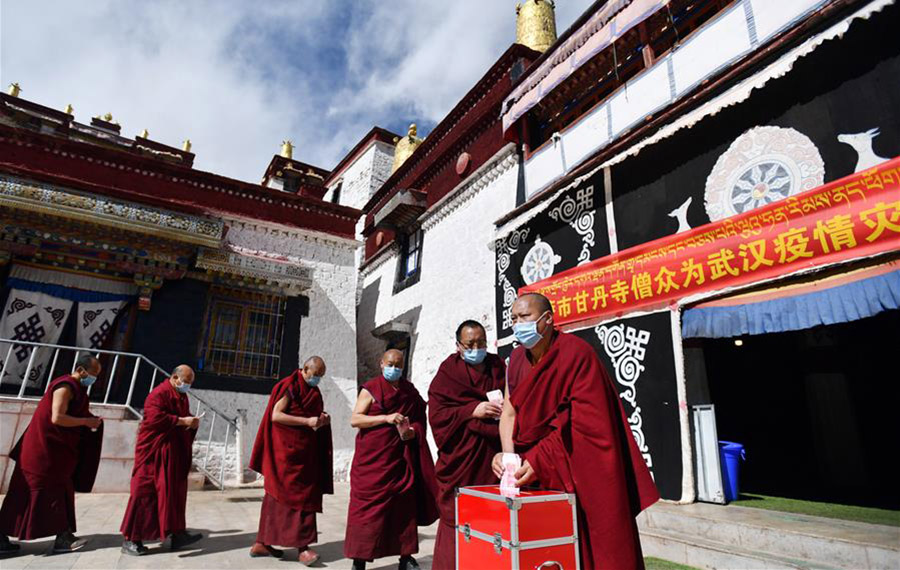 رهبان من معابد التبت يصلون لأجل المناطق المتضررة بالوباء