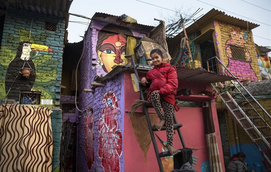 رسوم جدارية ملونة في إحدى الأحياء الفقيرة في نيودلهي الهندية