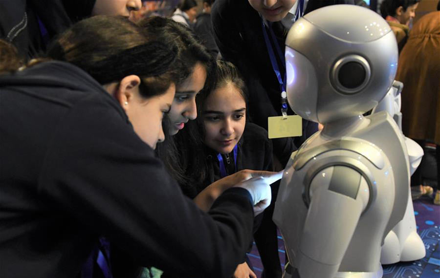 الأطفال يتفاعلون مع الروبوت في مهرجان الروبوتات والذكاء الاصطناعي بالكويت