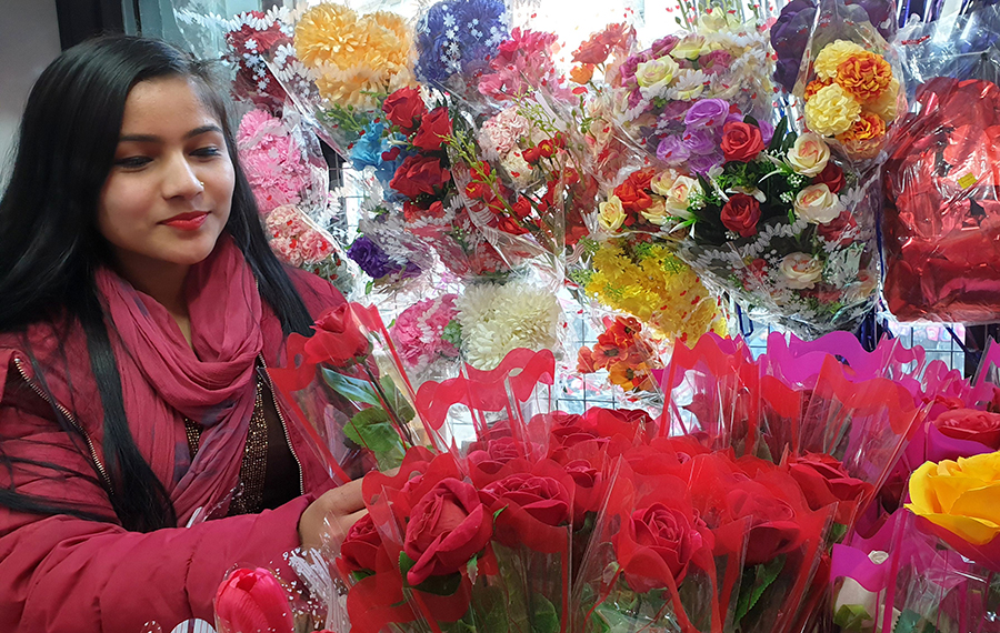 بائعة ترتب الزهور لاستقبال عيد الحب في محل الهدايا في كاتماندو عاصمة نيبال