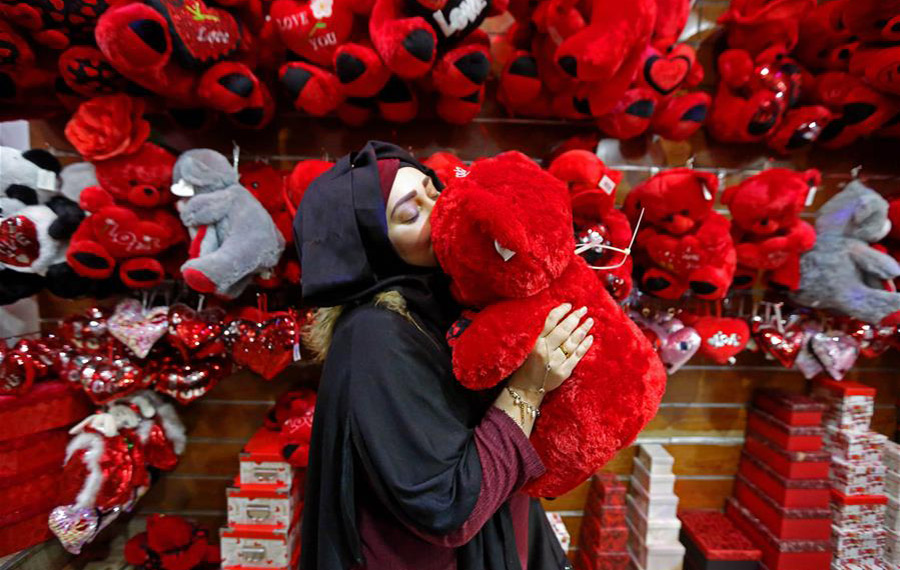 مشهد لمحالات الهدايا في بيروت عند عيد الحب