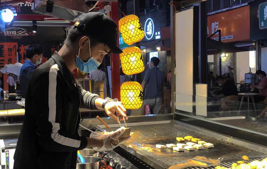 مدينة صينية تسمح للمطاعم باستقبال العملاء بداخلها بعد انحسار الوباء
