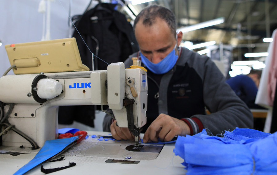 (وسائط متعددة) تسارع إنتاج الملابس والأقنعة الطبية في غزة