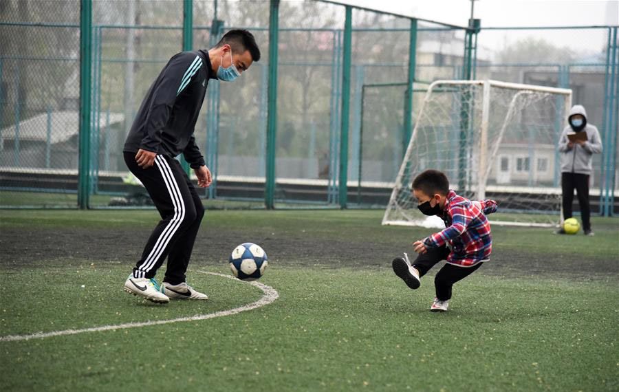 سكان مدينة جينان يعيدون ممارسة الرياضة في الهواء الطلق مع تراجع الوباء