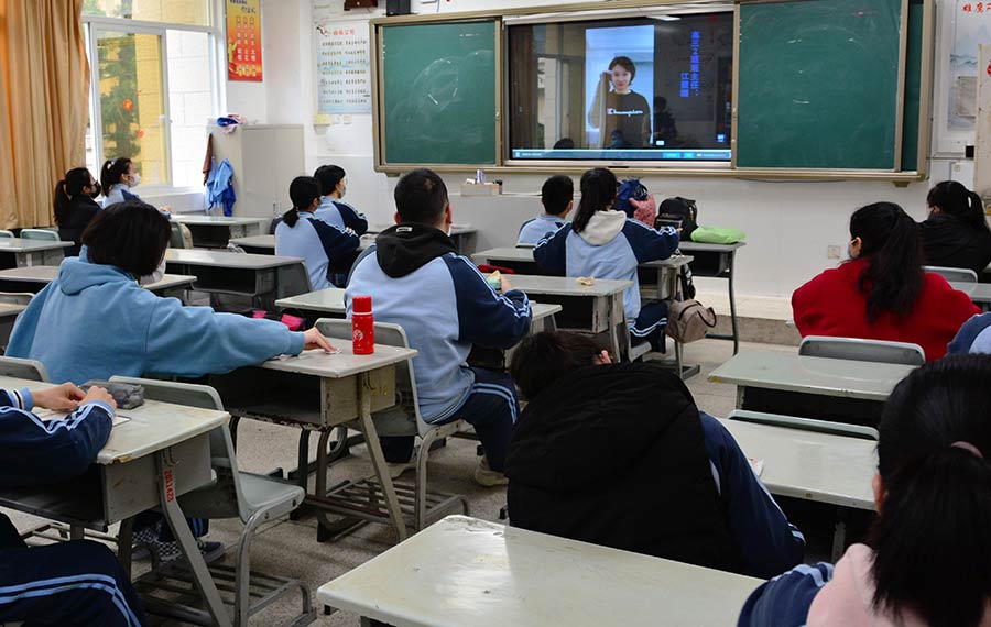 استئناف الدروس لطلاب السنة النهائية بالمرحلة الثانوية في مقاطعة فوجيان الصينية