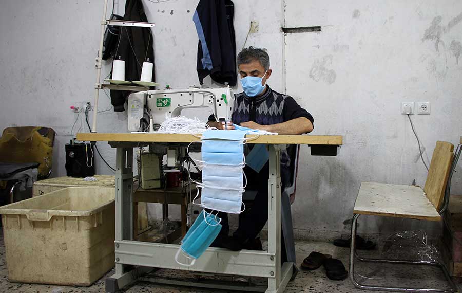 تصنيع كمامات طبية في غزة