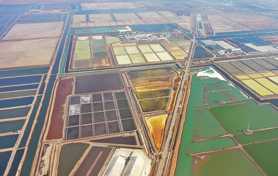 موسم حصاد الملح في مدينة تانغشان بمقاطعة خبي بشمالي الصين