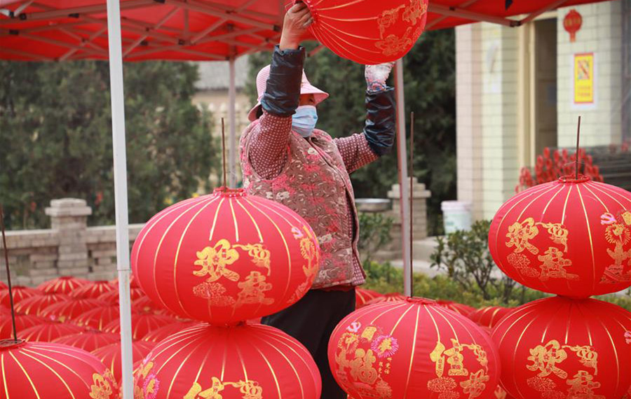 صنع الفوانيس الحمراء يساعد على تخفيف الفقر في شمال غربي الصين