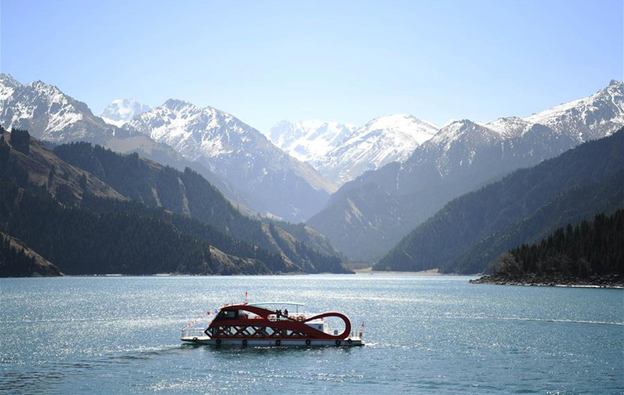 مناظر ساحرة لبحيرة تيانتشي في منطقة شينجيانغ الويغورية الذاتية الحكم