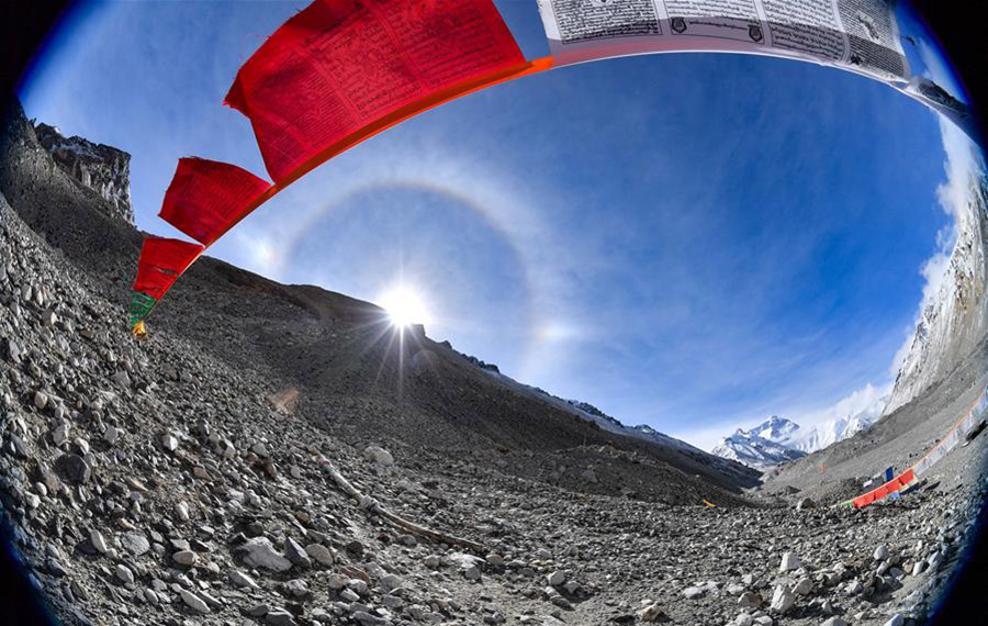 الصين الجميلة: هالة شمسية في سماء قمة جبل إيفرست