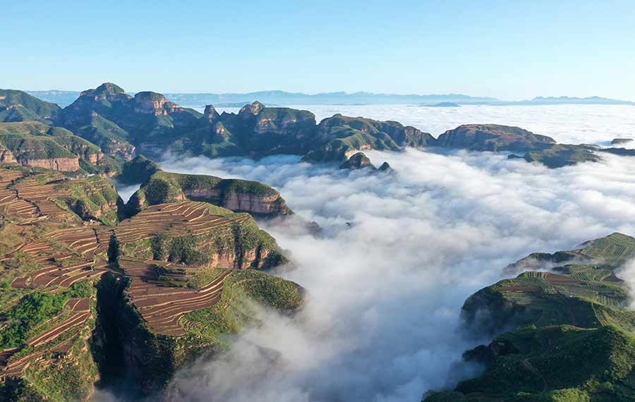 بحر من السحب يغطي جبل تايهانغ في شمالي الصين