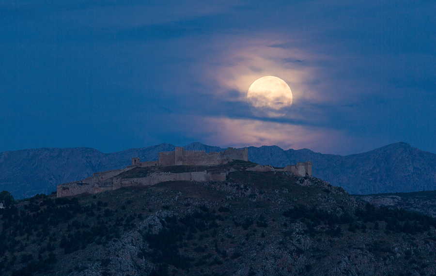 اكتمال القمر في سماء اليونان