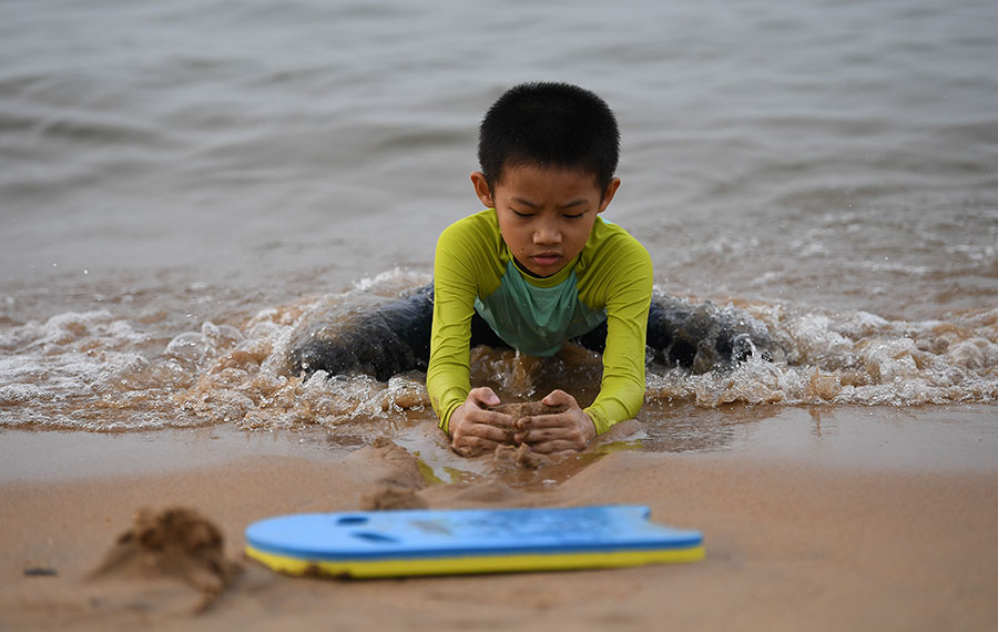 اللعب على الشاطئ في مدينة هايكو جنوبي الصين