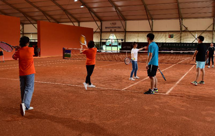 الاستمتاع بأوقات كرة التنس في نهاية الأسبوع في مقاطعة هونان بوسط الصين