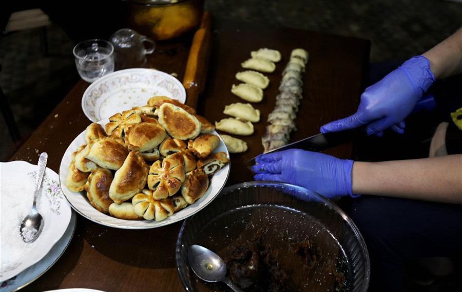 تحضير حلوى الكليجة التقليدية الشهيرة في بغداد احتفالا بعيد الفطر