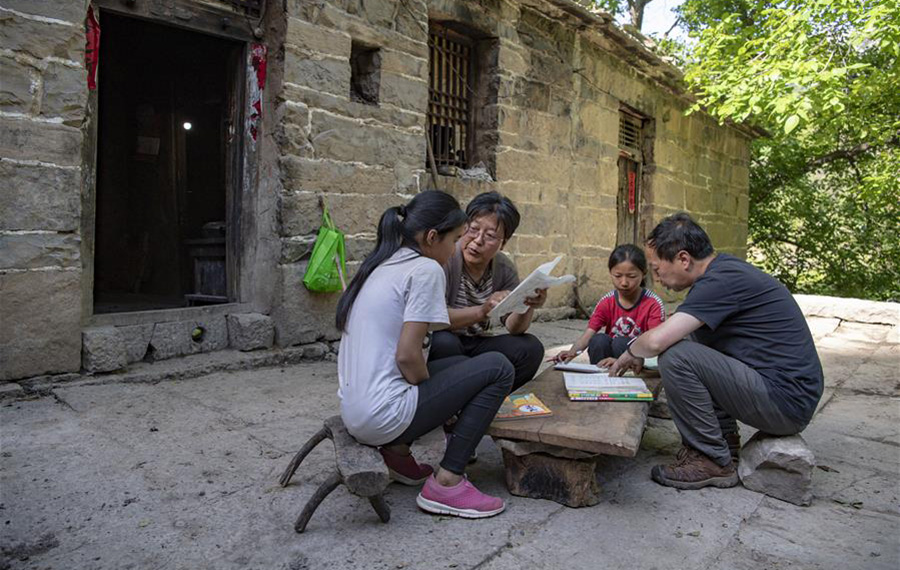 إعادة افتتاح مدرسة في أعماق الجبال في شمالي الصين