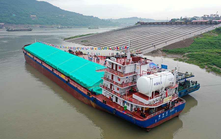 سفينة هجينة تقوم برحلتها الأولى على نهر اليانغتسي