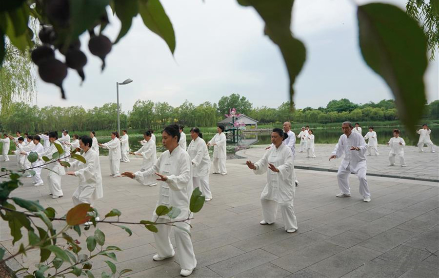 سكان مدينة تشيانآن بمقاطعة خبي يقومون برياضة تاي تشي لتقوية أجسامهم