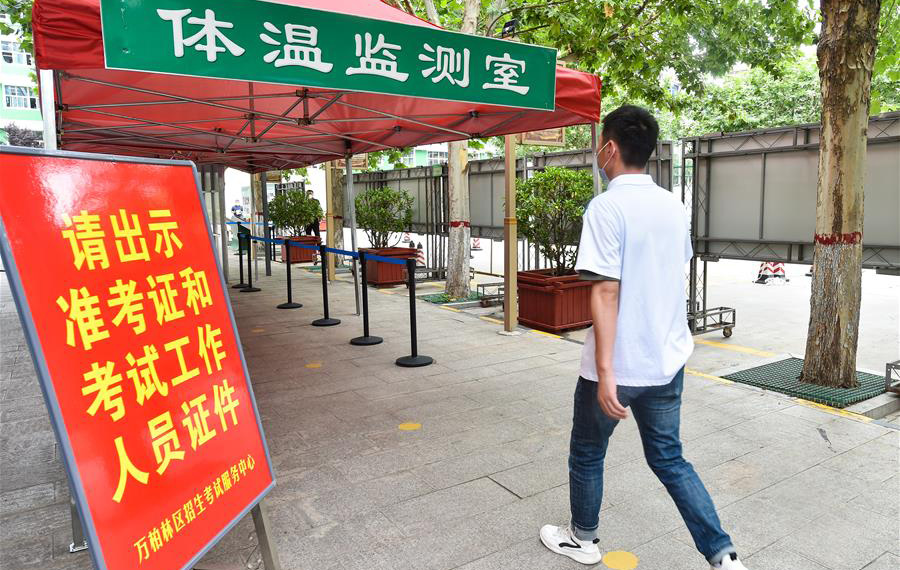 طلاب صينيون يستعدون لامتحان القبول الجامعي الوطني المقرر الأسبوع المقبل وسط اجراءات الوقاية من كوفيد-19