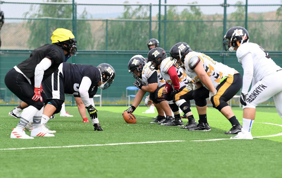 تدريب كرة القدم الأمريكية في إجازة نهاية الأسبوع في مدينة جينان بمقاطعة شاندونغ بشرقي الصين