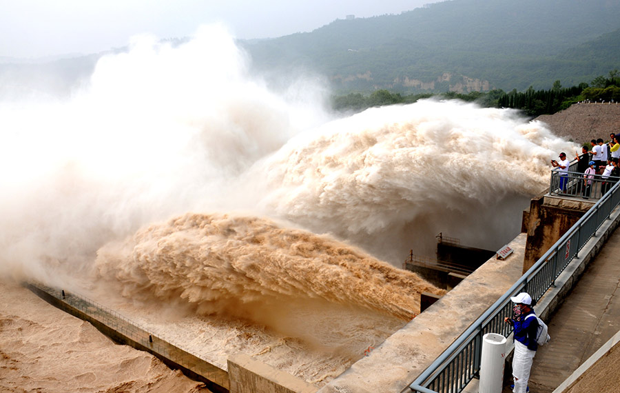 تصريف مياه فيضانات من خزان مياه ضخم بوسط الصين