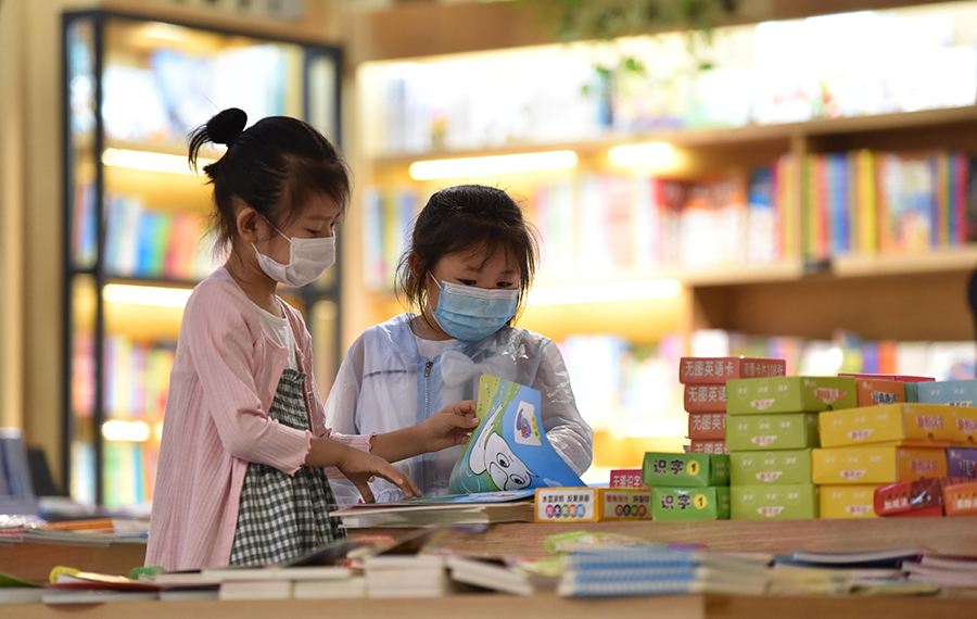 أطفال يستمتعون بالقراءة في متجر للكتب في شمالي الصين