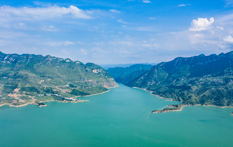 مناظر خلابة لنهر تسانغكه في مدينة ليوبانشوي بمقاطعة قويتشو بجنوب غربي الصين