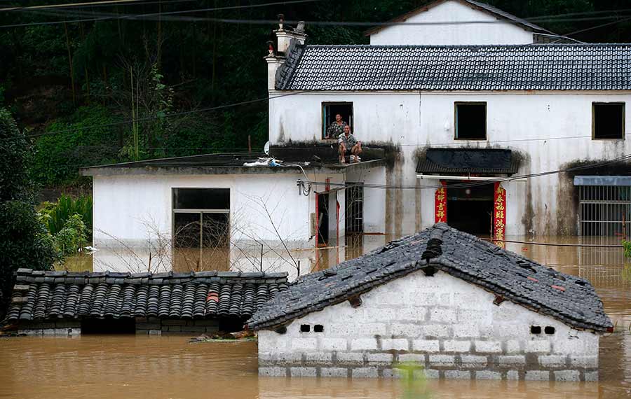 فيضانات تجتاح هوانغشان بشرقي الصين