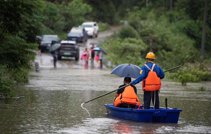 فيضانات تجتاح محافظة شيمن بوسط الصين