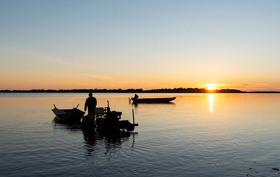صيد الأسماك في بحيرة داليجيا في شمال شرقي الصين